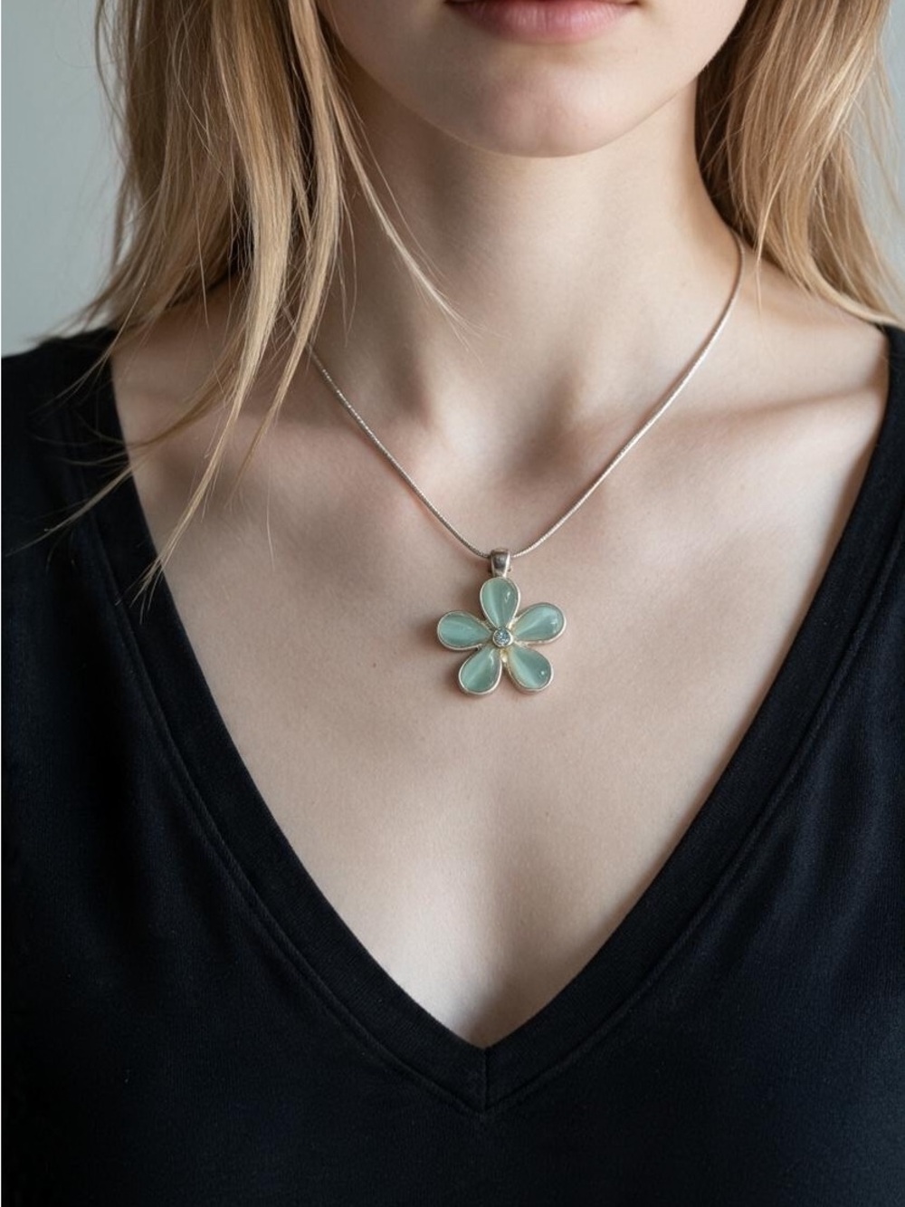 11/6 Sterling Silver Green Flower Pendant Necklace